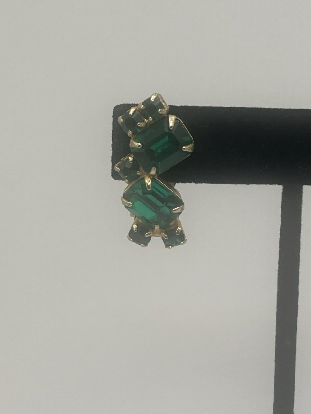 Vintage Emerald Green Rhinestone Gold Tone Clip On Earrings Christmas Gift Vntg - Picture 6 of 14